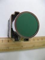 Изображение круглой кнопки серии LAY5-BA31 с зелёной нажимной частью
