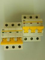 Фотография модульных автоматических трёхполюсных выключателей ВА 47-29 на 32 ампера производства группы компаний ИЭК