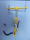 Фотография инструмента ИНСЛ-1 производства ИЭК для натяжения бандажной ленты на железобетонных, деревянных или металлических опорах
