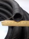 Фотография чёрной гибкой гофрированной трубы из полиэтилена низкого давления диаметром 32 мм для заливки в бетон