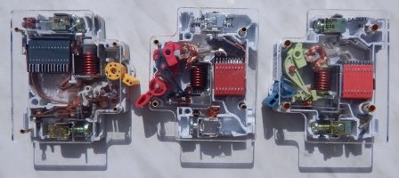 Вид сбоку на разобранные автоматические выключатели ИЭК, E.NEXTи АсКо-УкрЕМ