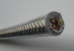 Фотография гибкого кабеля с пятью изолированными жилами в разрезе