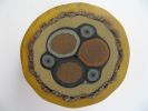 Фотография многопроволочного проводника в жёлтой изоляции