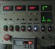 Фотография пульта за контролированием температуры в экструдере и матрице, толщина оболочки и другие параметры линии