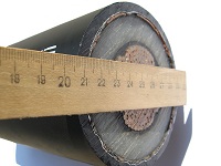 Фотография сечения кабеля высоковольтного силового с изоляцией из сшитого полиэтилена марки ПвЭгаПу 1х1400 на 150 кВ изготовления Южкабеля