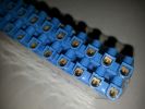 Фотография синего винтового зажима или клеммника ЗВИ-5 нг изготовления компании ИЭК