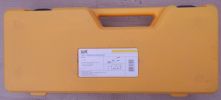 Жёлтый пластиковый чемоданчик для переноски гидравлического ручного пресса ПГР-120 изготовления IEK