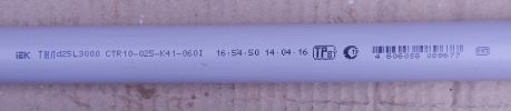 Фотография маркировки на гладкой жёсткой трубе из ПВХ пластика с наружным диаметром 25 мм производства компании ИЭК