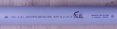 Фотография маркировки на гладкой жёсткой трубе из ПВХ пластика с наружным диаметром 32 мм производства компании ИЭК