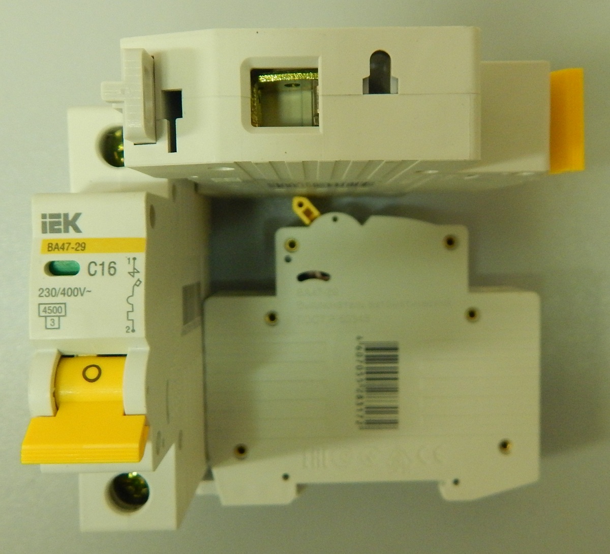 Фотография автоматических выключателей ВА47-29 производства ИЭК на номинальный ток 16 ампер