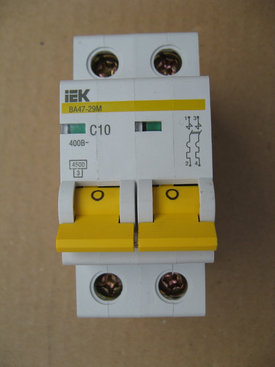 Фотография модульного автоматического выключателя ВА 47 29 М 2P на 10 ампрер с характеристикой С выпуска IEK