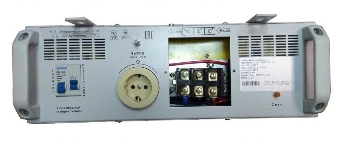 Фотография верхней панели стабилизатора СНПТО-14 пттм с автоматическим выключателем, розеткой и биркой с техническими характеристиками